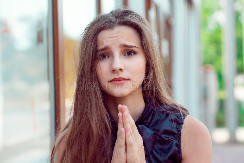 Menina Adolescente Infeliz Usando Fones De Ouvido Olha Tristemente