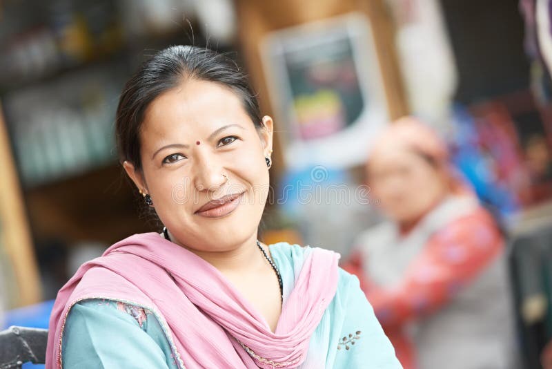 Mulher indiana em um sorriso do sari foto de stock Mulher indiana em um sorriso do sari foto de stock