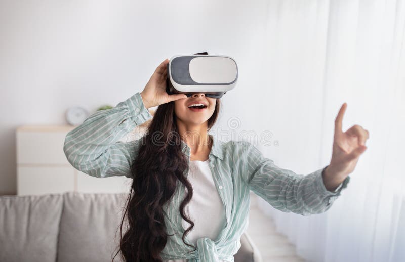 Mulher negra excitada usar óculos vr fone de ouvido jogar jogo de