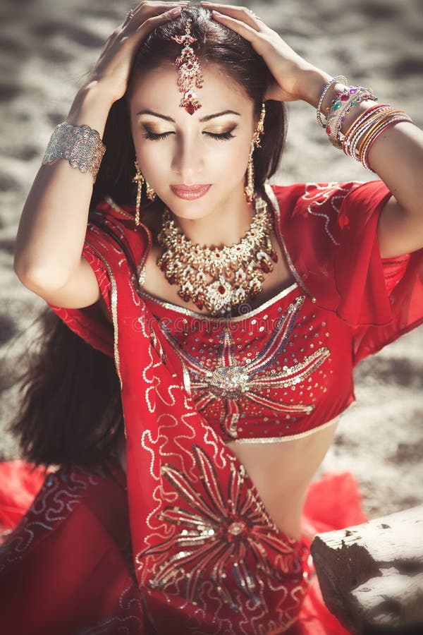 Bellydancer indiano bonito da mulher. Noiva árabe