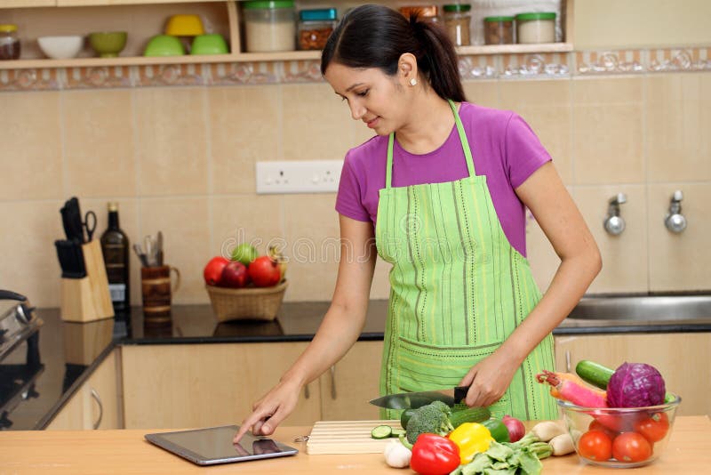 Jovem mulher indiana a usar um tablet fotografia de stock