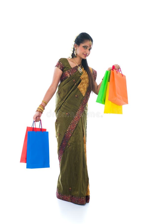 Mulher indiana sul tradicional que guardara os sacos de compras a de Deepavali imagem de stock royalty free Mulher indiana sul tradicional que guardara os sacos de compras a de Deepavali imagem de stock royalty free