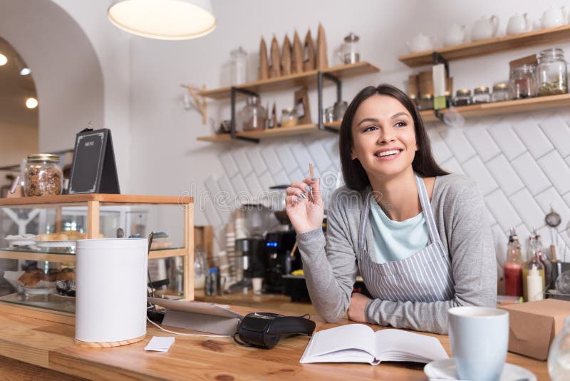 Mulher inspirada bonita que toma notas durante o trabalho imagens de stock Mulher inspirada bonita que toma notas durante o trabalho imagens de stock