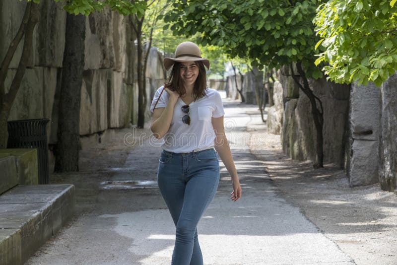 Mulher inspirada que anda ao longo de um trajeto imagem de stock Mulher inspirada que anda ao longo de um trajeto imagem de stock