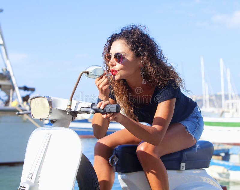 Mulher italiana que pinta seus bordos foto de stock Mulher italiana que pinta seus bordos foto de stock