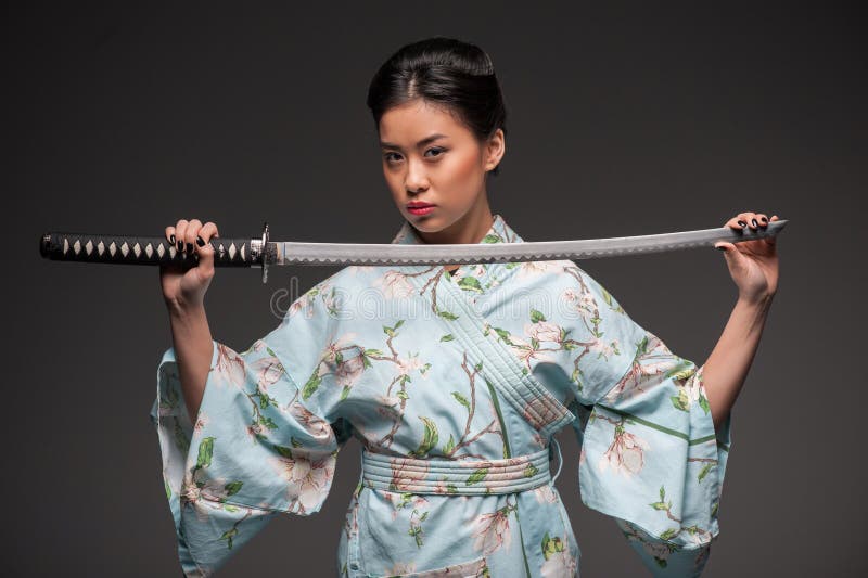 Mulher japonesa com katana imagem de stock Mulher japonesa com katana imagem de stock