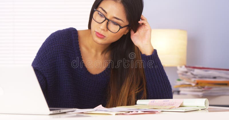 Mulher japonesa que faz impostos imagem de stock Mulher japonesa que faz impostos imagem de stock