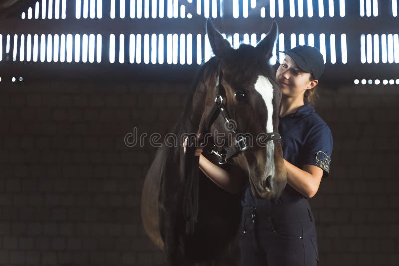 Mulher Jockey Com Seu Cavalo Marrom Selado Patenteando O Garanhão