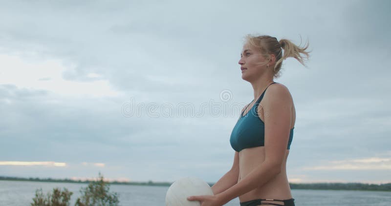 Jovem jogando vôlei de praia. jogos de esporte. jogo de vôlei de praia.  atividades esportivas ao ar livre, férias divertidas.