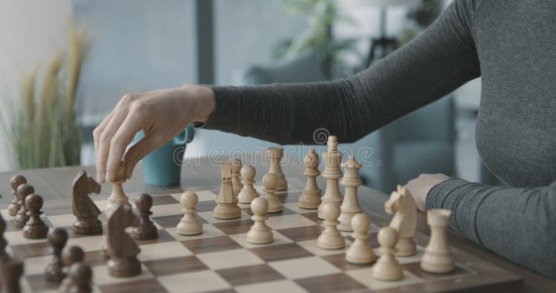 Pessoa jogando xadrez, imagem conceitual de uma mulher de