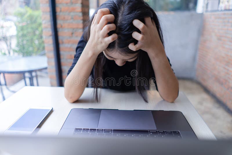 Mulher jovem estressante, cefaleia enxaqueca, mão toca cabeça sentindo dor imagens de stock royalty free Mulher jovem estressante, cefaleia enxaqueca, mão toca cabeça sentindo dor imagens de stock royalty free