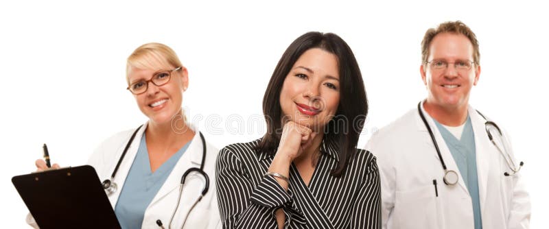 Mulher latino-americano com doutor e a enfermeira masculinos imagem de stock royalty free Mulher latino-americano com doutor e a enfermeira masculinos imagem de stock royalty free