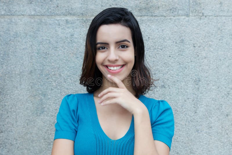 Mulher latino-americano de sorriso bonita que olha a câmera fotografia de stock royalty free Mulher latino-americano de sorriso bonita que olha a câmera fotografia de stock royalty free