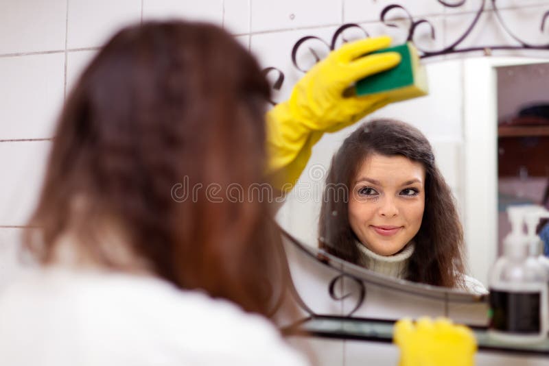 Duas Meninas Adolescentes Felizes Que Olham No Espelho Imagem de Stock -  Imagem de feliz, amizade: 78765541