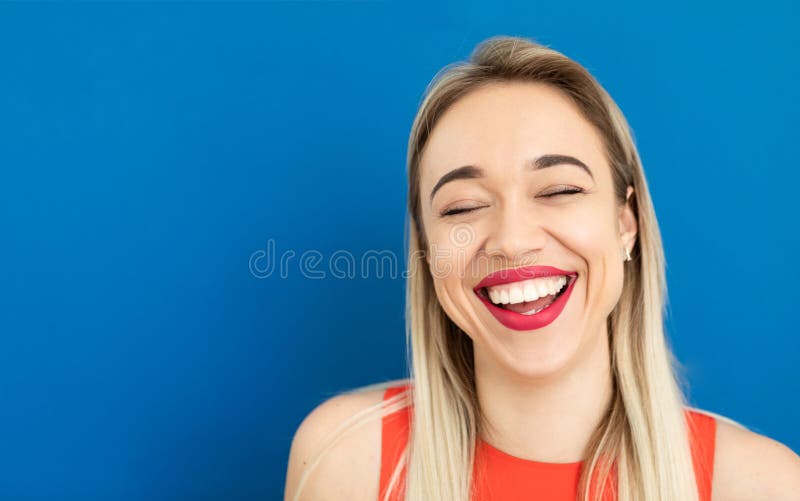 Menina Com Cabelos Loiros Olhos Grandes E Sorriso Largo E Feliz