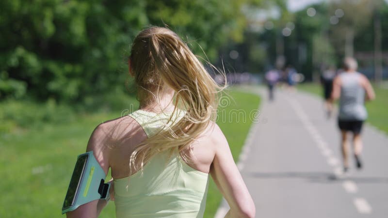 Maratona Campeã. Atleta Mulher Corredor. Competição Desportiva.  Desportista. Filme - Vídeo de lento, maratona: 280274958