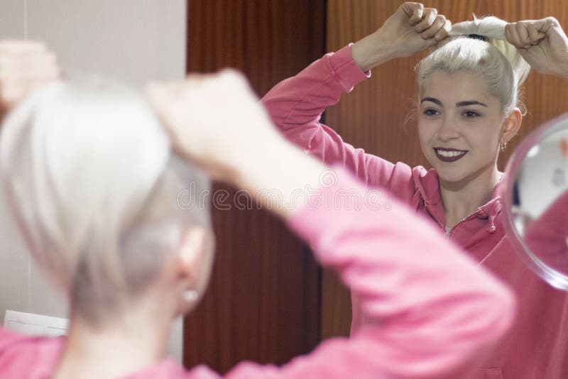 Menina Olhando Espelho Aplicando Batom fotos, imagens de © AndrewLozovyi  #185154254