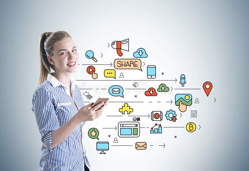 Mulher loura alegre, smartphone, meio social imagem de stock Mulher loura alegre, smartphone, meio social imagem de stock