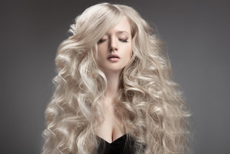 Mulher loura bonita. Cabelo longo encaracolado fotos de stock royalty free Mulher loura bonita. Cabelo longo encaracolado fotos de stock royalty free