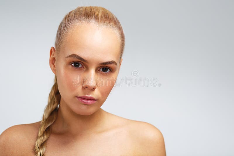 Mulher loura bonita com pele perfeita foto de stock royalty free Mulher loura bonita com pele perfeita foto de stock royalty free