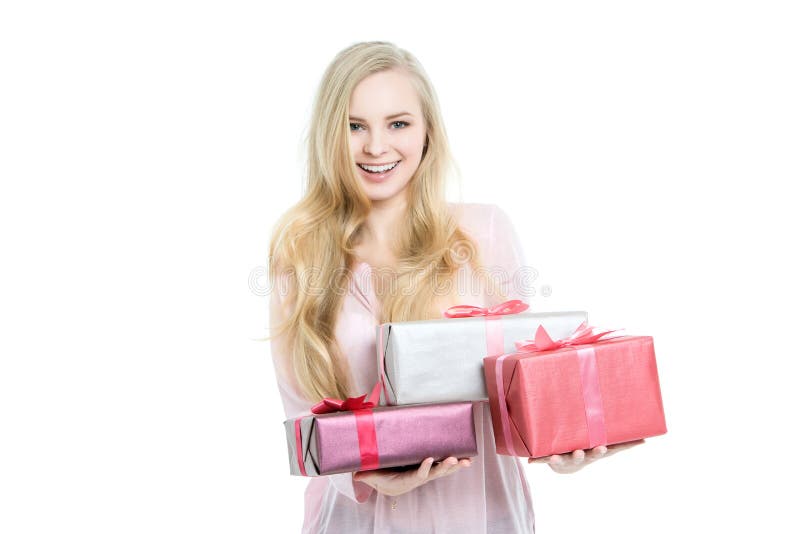 Mulher loura com os presentes nas mãos isoladas fotografia de stock