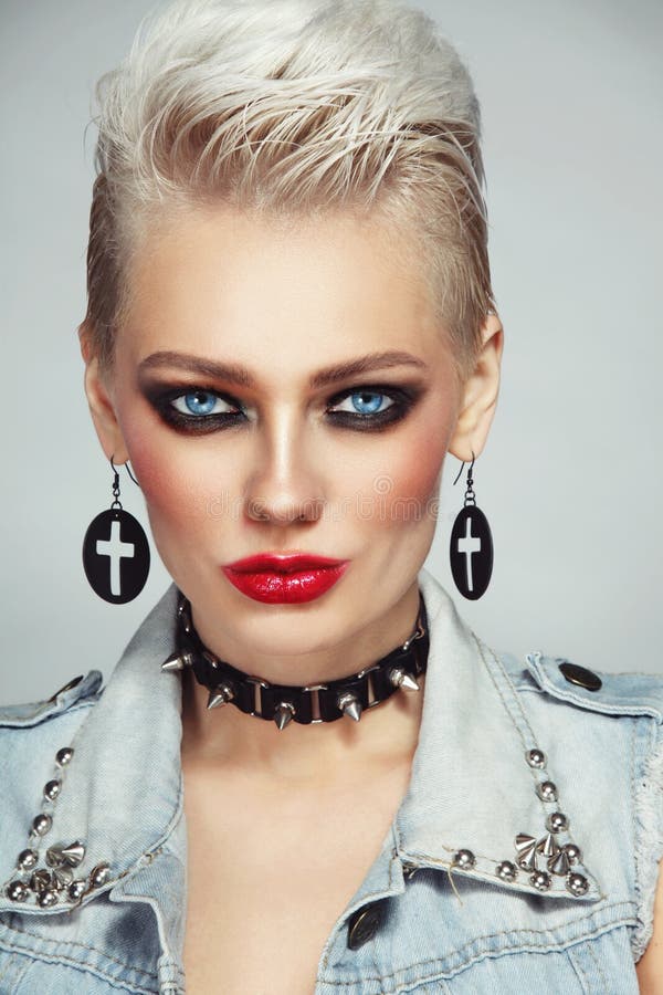 Mulher loura da platina bonita com composição do estilo 80s fotografia de stock Mulher loura da platina bonita com composição do estilo 80s fotografia de stock