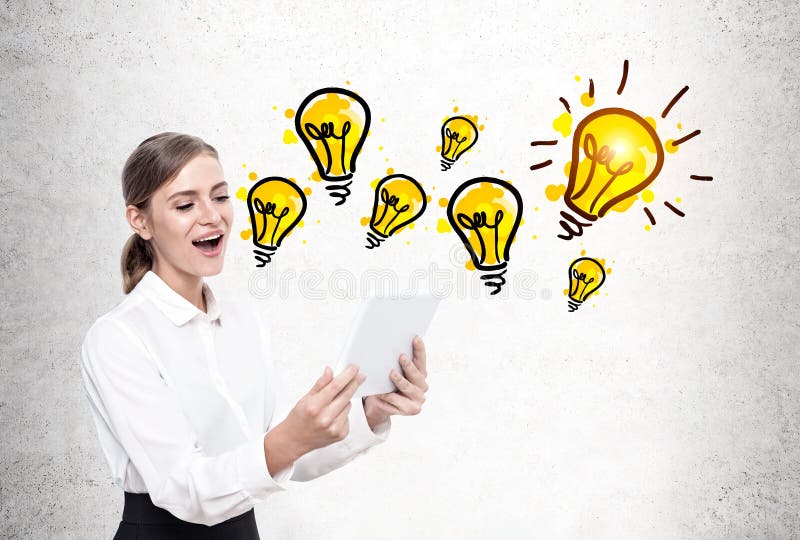 Mulher loura feliz com uma tabuleta e muitas ideias imagens de stock Mulher loura feliz com uma tabuleta e muitas ideias imagens de stock