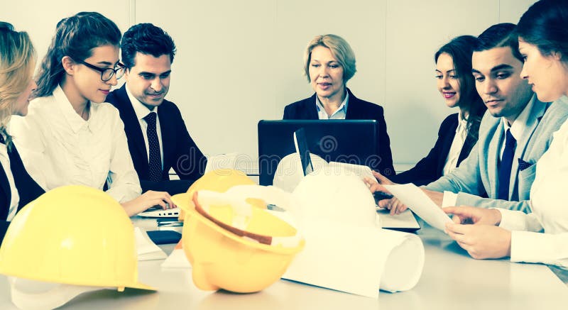 A mulher loura madura conduz a reunião dos arquitetos fotos de stock A mulher loura madura conduz a reunião dos arquitetos fotos de stock