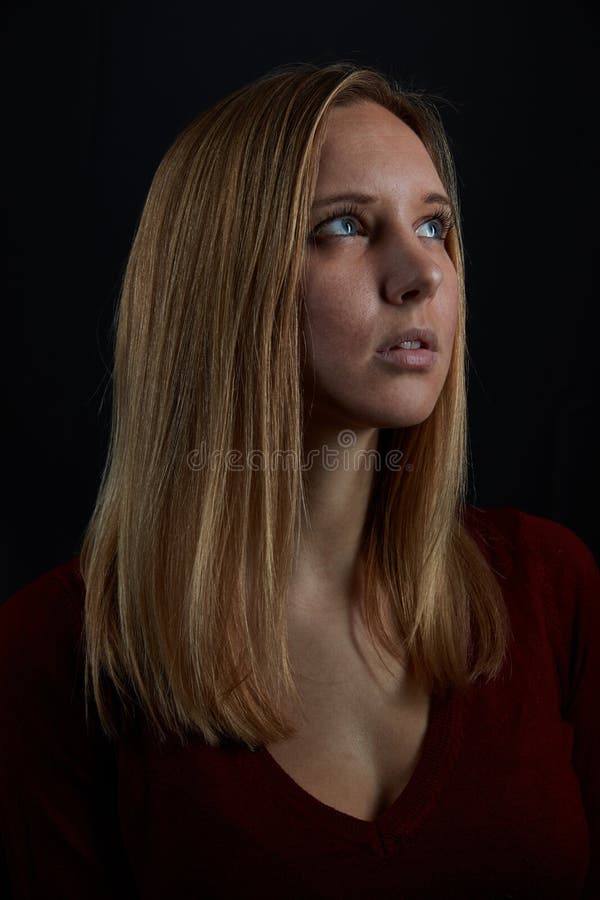A mulher loura nova olha acima esperançosamente imagens de stock royalty free A mulher loura nova olha acima esperançosamente imagens de stock royalty free