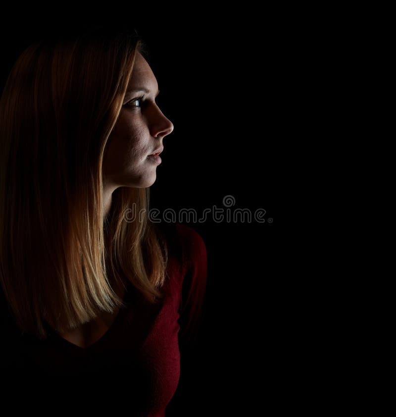 A mulher loura nova olha pensativamente de lado imagens de stock A mulher loura nova olha pensativamente de lado imagens de stock