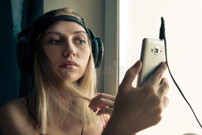 Mulher loura nova que escuta a música o imagem de stock Mulher loura nova que escuta a música o imagem de stock