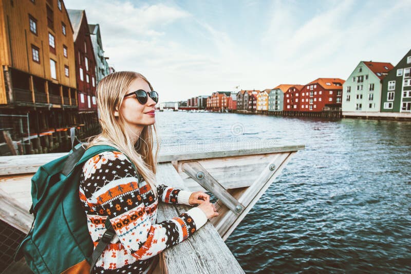 Mulher loura nova que viaja na cidade Noruega de Trondheim