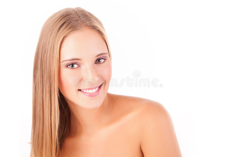 Beleza. close-up de menina bonita e natural com sorriso branco e ombros nus  rindo, sorrindo despreocupado. mulher jovem sem maquiagem mostrando efeito  após cosméticos, parede branca