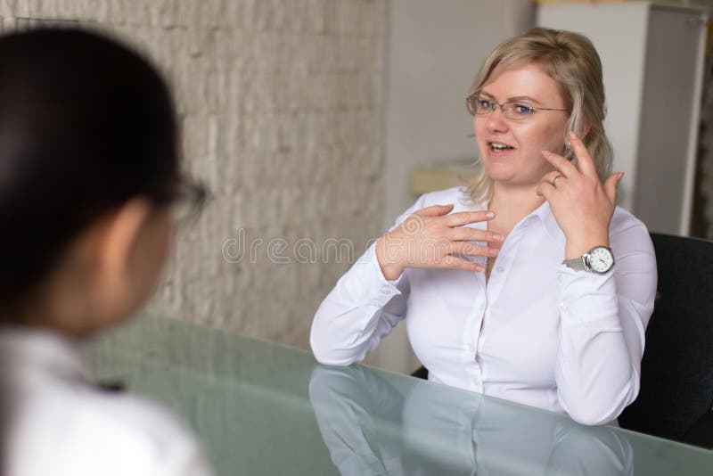 Mulher loura segura na resposta da entrevista de trabalho fotos de stock Mulher loura segura na resposta da entrevista de trabalho fotos de stock