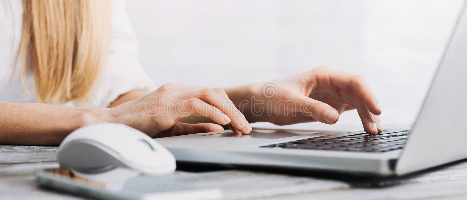 Feche a mão usando computador e teclado digitando na internet