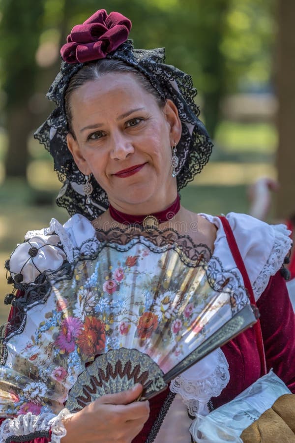 Dançarino Maduro Espanhol Das Mulheres No Traje Tradicional Foto