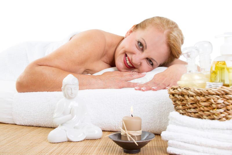 Mulher madura que relaxa na massagem fotos de stock Mulher madura que relaxa na massagem fotos de stock
