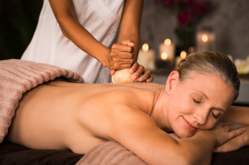 Mulher madura que tem a massagem ayurvedic fotos de stock Mulher madura que tem a massagem ayurvedic fotos de stock