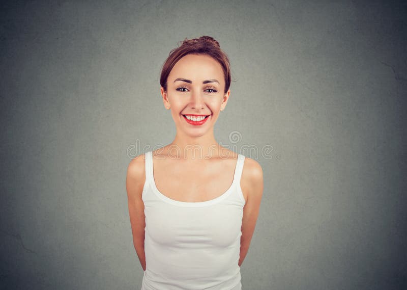 Mulher magro nova alegre que olha a câmera imagem de stock royalty free Mulher magro nova alegre que olha a câmera imagem de stock royalty free