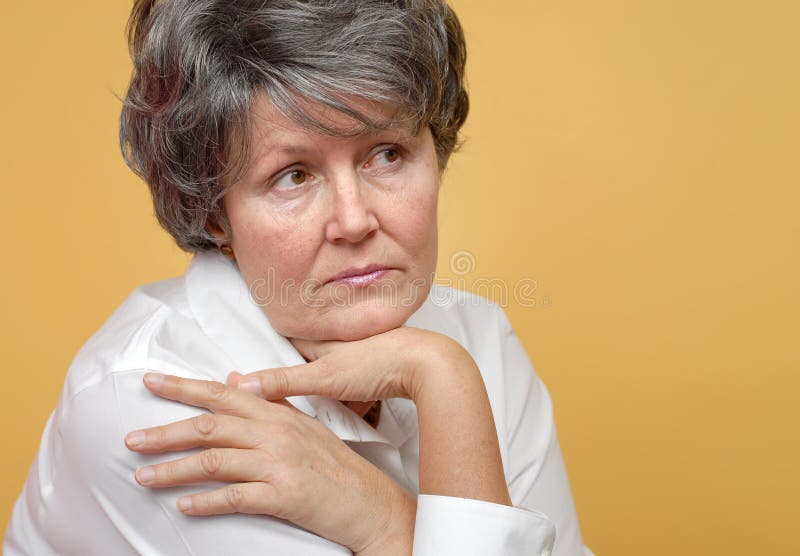 Mulher idosa solitária fotografia de stock royalty free