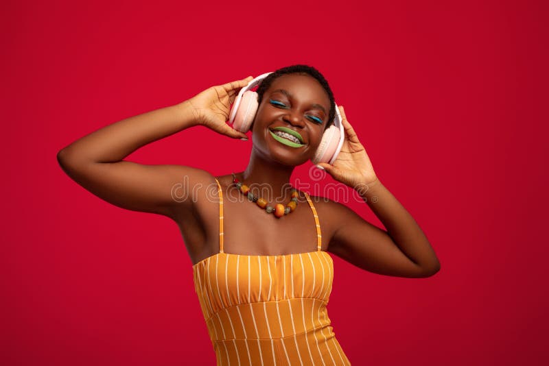 Jogador De Basquete Milenar Atraente Ouvindo Música Usando Fones