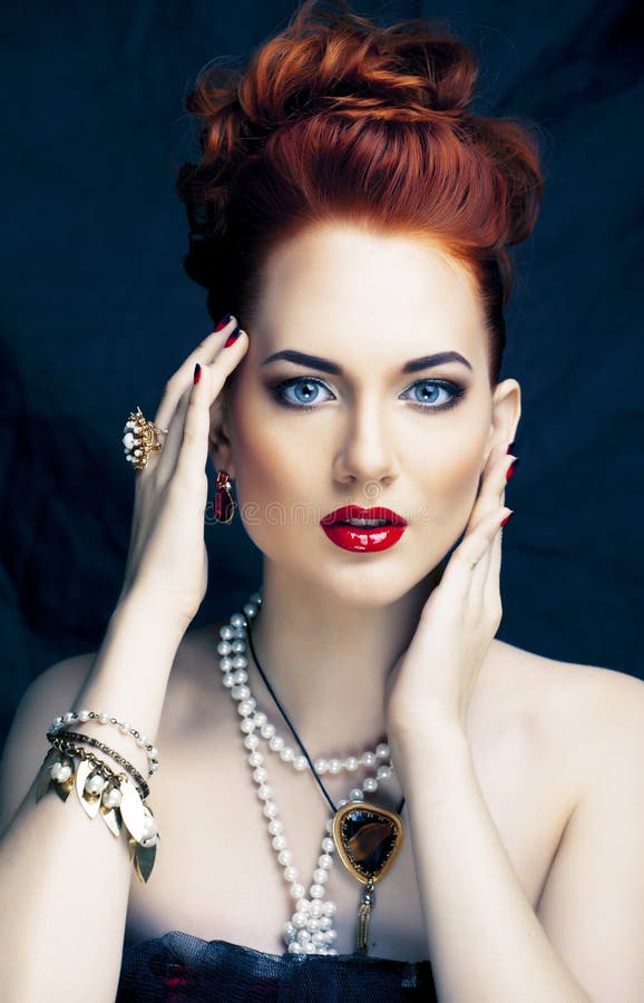 Beauty Stylish Redhead Woman With Hairstyle And Manicure Wearing Jewelry Pearl Close Up Foto De