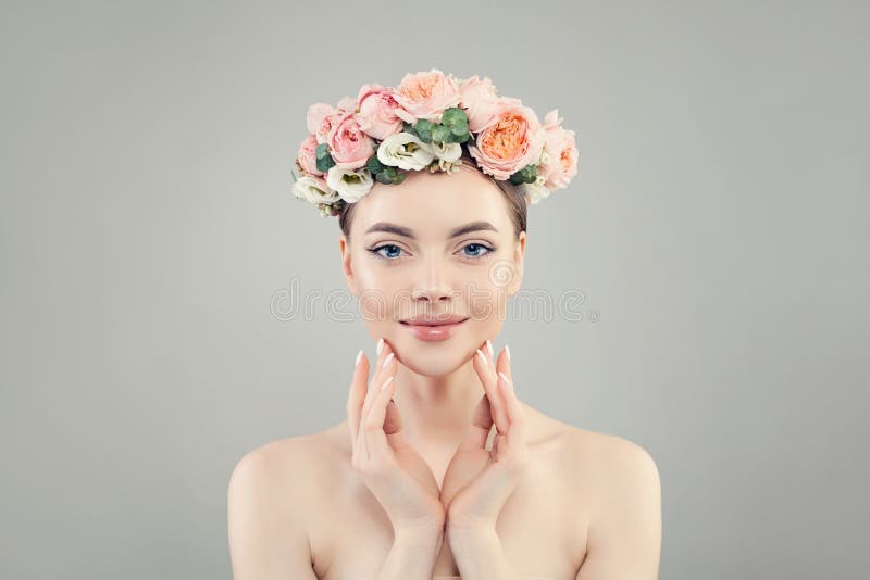 Mulher modelo bonita nova com o retrato claro da pele Beleza natural imagens de stock