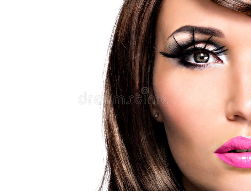 Mulher moreno bonita da meia cara com composição brilhante da forma imagens de stock Mulher moreno bonita da meia cara com composição brilhante da forma imagens de stock