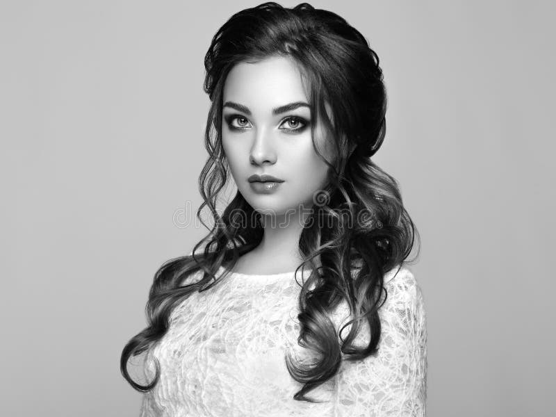Mulher moreno com cabelo encaracolado longo e brilhante foto de stock Mulher moreno com cabelo encaracolado longo e brilhante foto de stock
