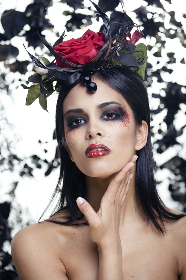 A mulher moreno com joia cor-de-rosa, pretos bonitos e vermelho, brilhante compõem o kike um vampiro fotos de stock royalty free A mulher moreno com joia cor-de-rosa, pretos bonitos e vermelho, brilhante compõem o kike um vampiro fotos de stock royalty free
