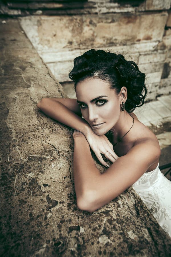 Mulher moreno da noiva bonita no vestido de casamento branco foto de stock Mulher moreno da noiva bonita no vestido de casamento branco foto de stock