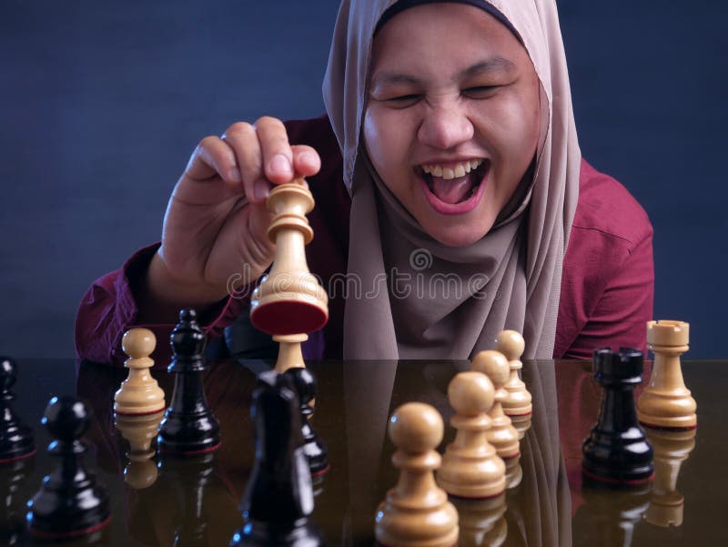 Tabuleiro De Xadrez Com Abertura De Jogo Rainha Em Fundo Preto Esculpido  Xadrez Foto de Stock - Imagem de estratégia, batalha: 218521730