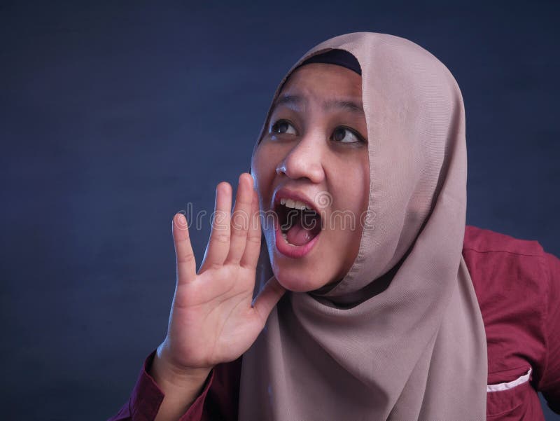 Perfil retrato de triste chorando mulher muçulmana preta em hijab