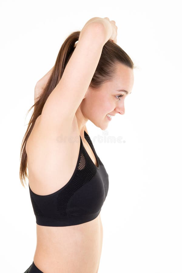Mulher muscular desportiva nova na roupa do esporte que executa o exercício isolada sobre o fundo branco imagens de stock Mulher muscular desportiva nova na roupa do esporte que executa o exercício isolada sobre o fundo branco imagens de stock